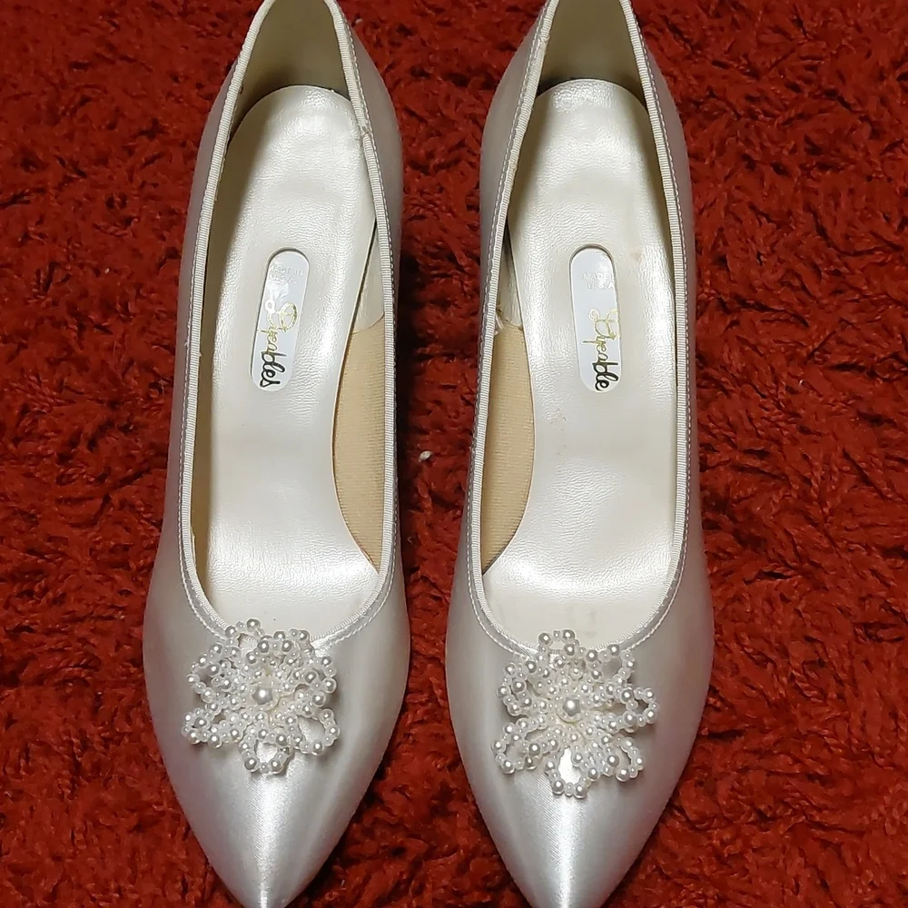 Vintage White Satin Wedding Shoes with Beads - Picture 4 of 11